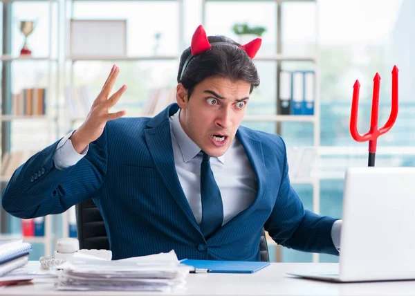 Diavolo arrabbiato uomo d'affari in ufficio — Foto Stock