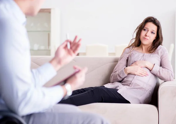 Těhotná žena na návštěvě lékaře psycholog — Stock fotografie