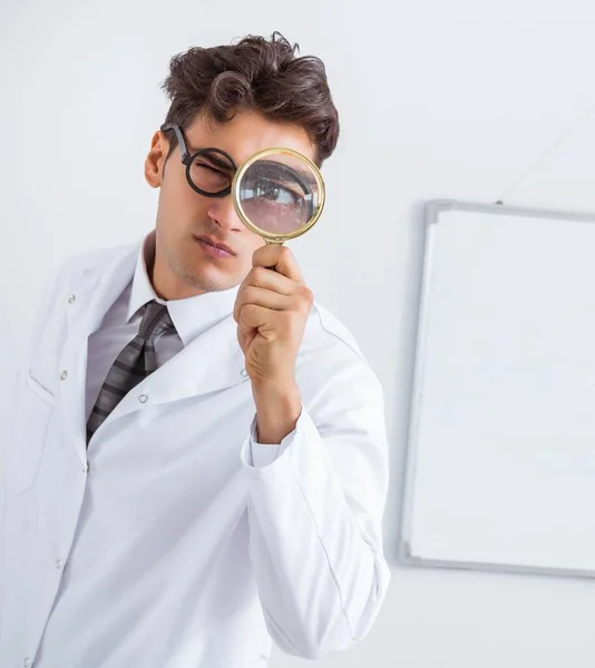 Científico médico divertido haciendo presentación en el hospital — Foto de Stock