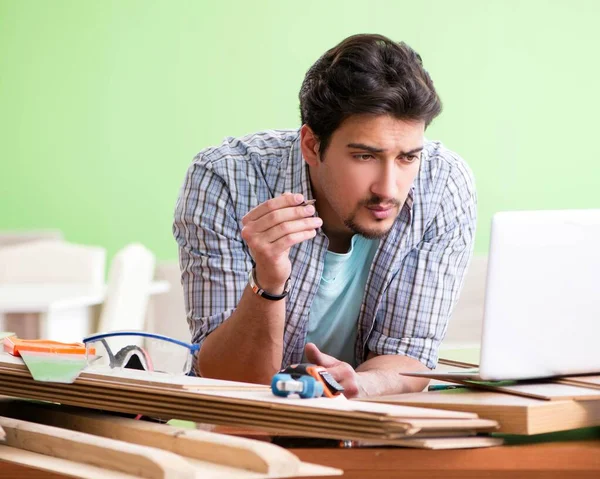 Falegname che lavora nel suo laboratorio — Foto Stock