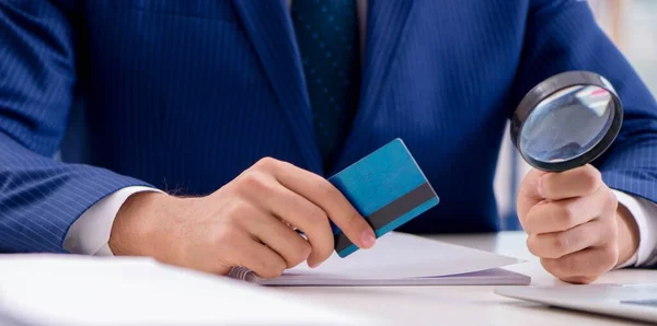 Ο άνθρωπος πληρώνει με πιστωτική κάρτα online — Φωτογραφία Αρχείου