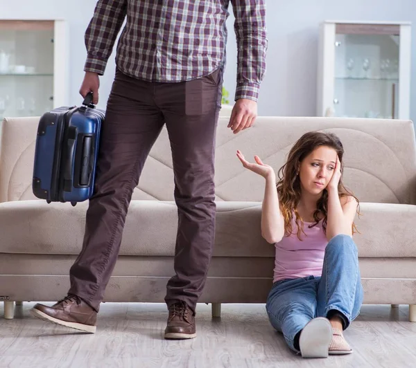 Junge Familie in zerrütteter Beziehung — Stockfoto