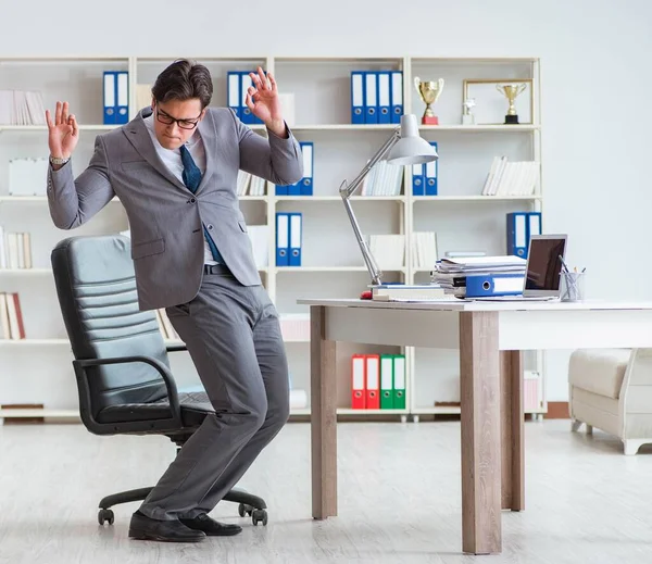 Empresario divirtiéndose tomando un descanso en la oficina en el trabajo —  Fotos de Stock