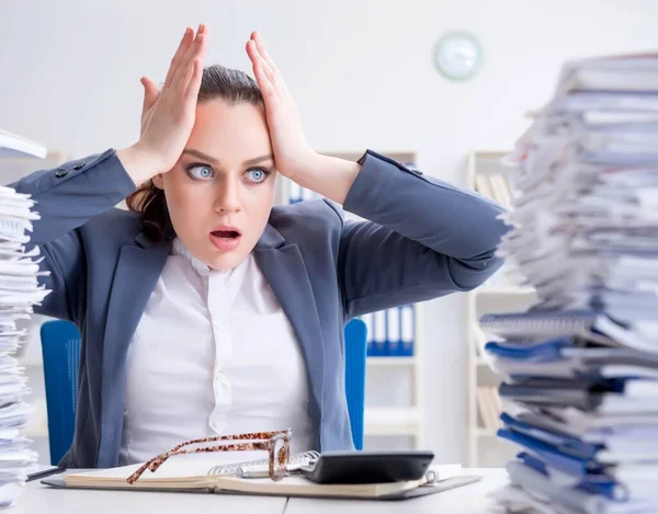 La mujer de negocios cansada con carga de trabajo de papeleo — Foto de Stock