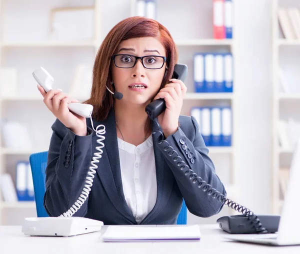 Der frustrierte Callcenter-Assistent, der auf Anrufe reagiert — Stockfoto