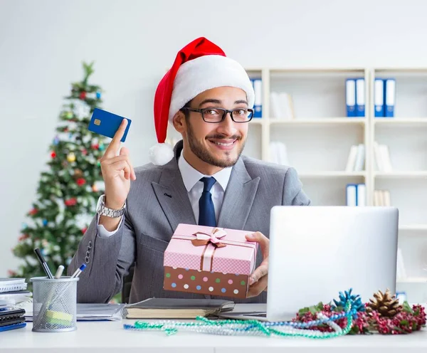 Jovem empresário comemorando o Natal no escritório — Fotografia de Stock