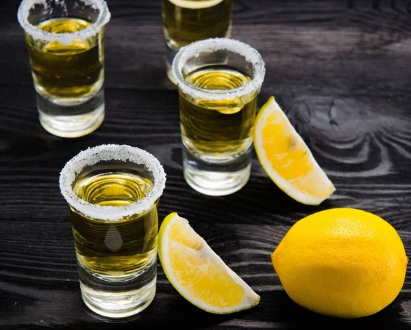 Bebida de tequila servida em copos com limão e sal — Fotografia de Stock