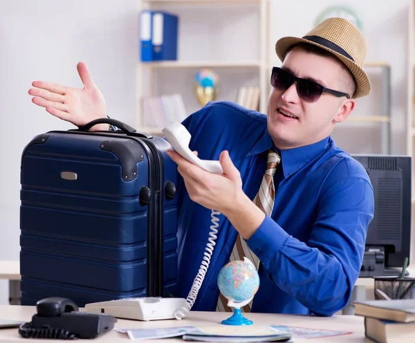 Junger Mitarbeiter bereitet sich auf Urlaubsreise vor — Stockfoto