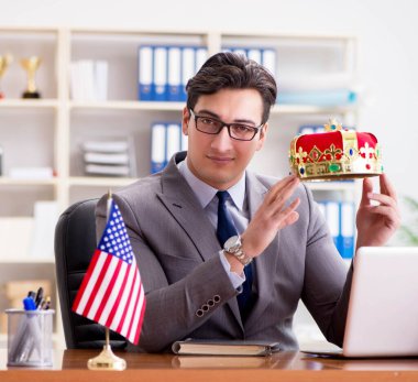 Ofisinde Amerikan bayrağı taşıyan bir iş adamı