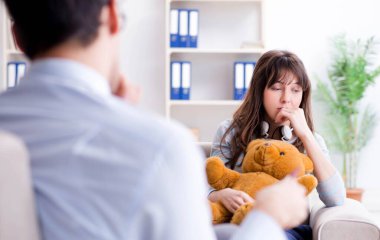 Hasta muayene için psikiyatriste gidiyor.