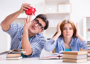 Eğitim masraflarını karşılamak için iki öğrenci tasarruf yapıyor