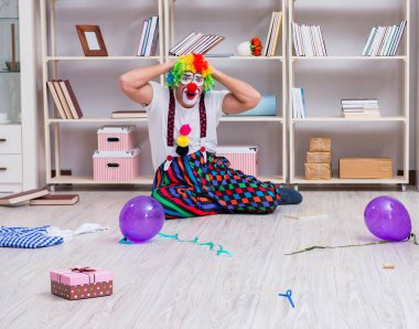 Sarhoş palyaço evde parti veriyor.