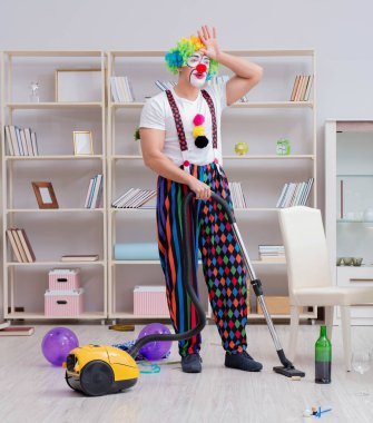 Komik palyaço evde temizlik yapıyor.