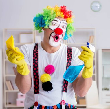 Komik palyaço evde temizlik yapıyor.
