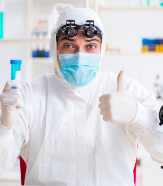 Laboratuvarda çalışan genç bir kimyager.