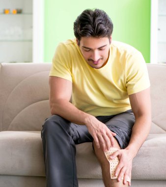 Acıyı dindirmek için biber yapıştıran bir adam.