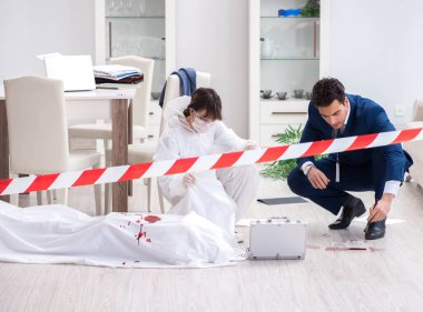 Adli tıp dedektifi suç mahallinde.