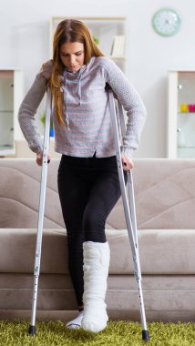 Evde bacağı kırık genç bir kadın var.