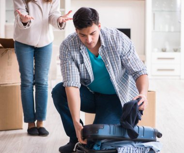 Kadın, aile içi çatışma sırasında erkeği evden çıkartıyor.