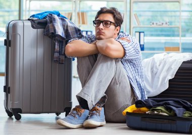 Genç adam tatil için hazırlanıyor.