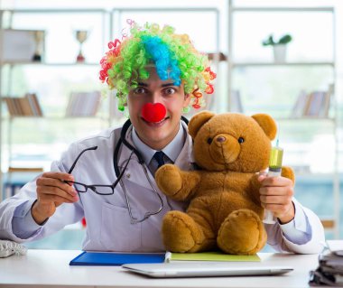 Hastane kliniğinde oyuncak taşıyan komik bir çocuk doktoru.