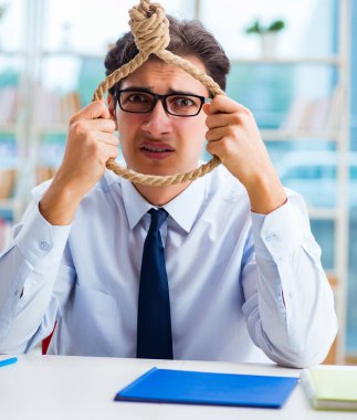 Mutsuz işadamı ofiste kendini asmayı düşünüyor.