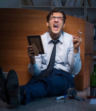 Boşandıktan sonra eşini özleyen üzgün bir çalışan.