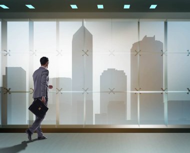 Ofis penceresinin önündeki işadamı yeni zorluklar düşünüyor