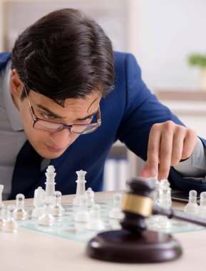 Genç avukat mahkeme stratejisi ve taktiğini öğrenmek için satranç oynuyor.