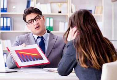 İş adamıyla iş kadını arasındaki iş görüşmesi