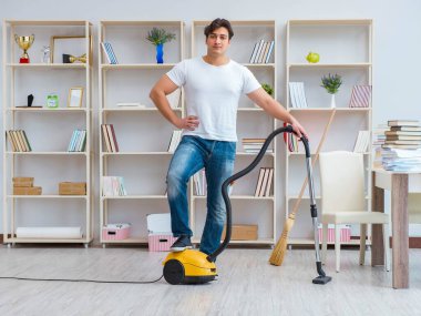 Adam evi temizliyor.