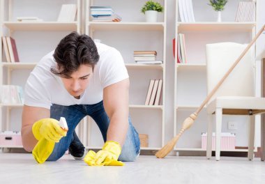 Adam evi temizliyor.