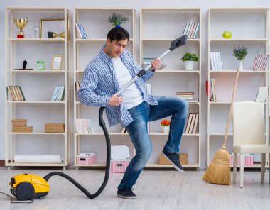 Adam evi temizliyor.