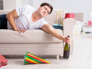 Çılgın Noel partisinden sonra genç adam