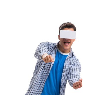 Sanal gerçeklik gözlüğü takan genç adam.