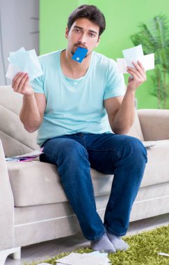 Genç adam kişisel finans ve faturalarla boğuşuyor.