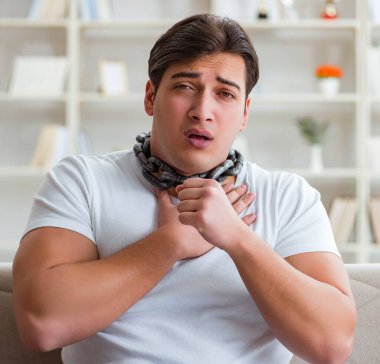 Boğazı ağrıyan genç adam.