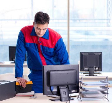 Bilgisayar tamir uzmanı bilgisayar masaüstünü onarıyor