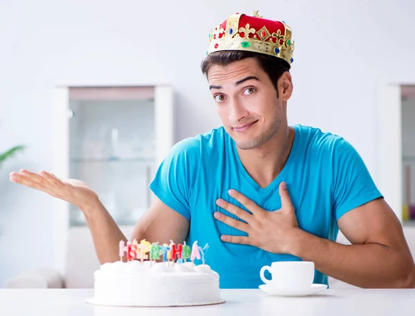 Giovane uomo che festeggia il compleanno da solo a casa — Foto Stock