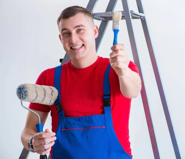 Pintor masculino preparándose para trabajos de pintura en obra — Foto de Stock