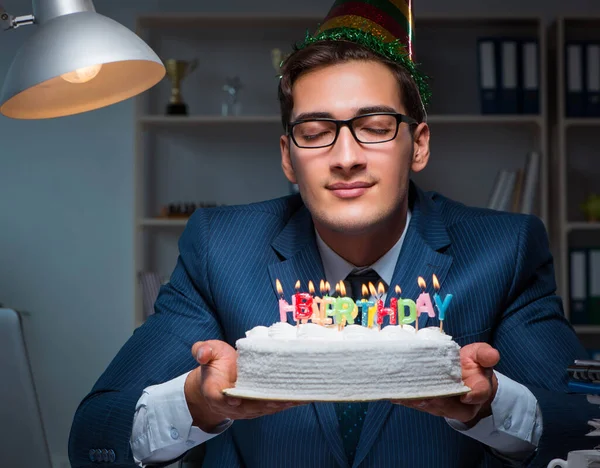 Homem comemorando aniversário no escritório — Fotografia de Stock