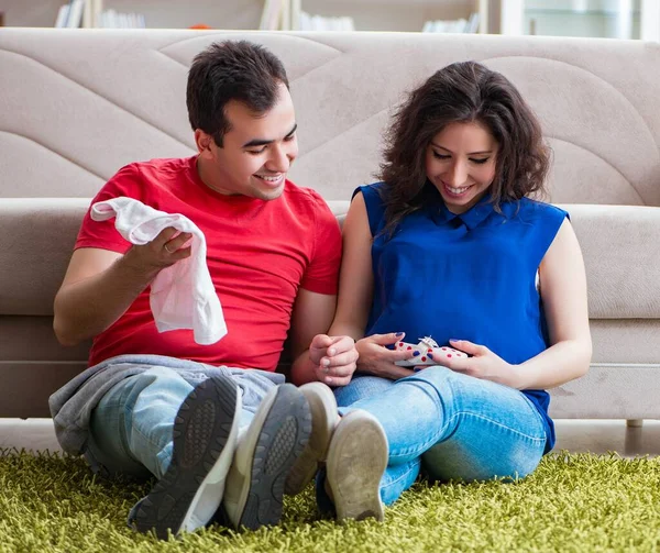 La joven familia de la pareja esperando un bebé — Foto de Stock