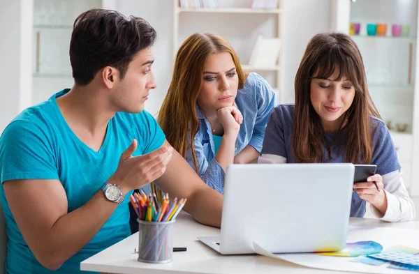 Tasarımcı takımı yeni iç projeyi tartışıyor