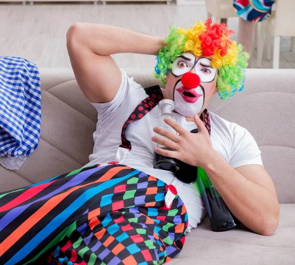 Il clown ubriaco che festeggia una festa a casa — Foto Stock