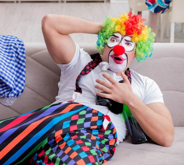 O palhaço bêbado comemorando uma festa em casa — Fotografia de Stock