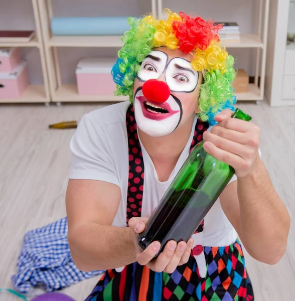 Den berusade clownen firar en fest hemma — Stockfoto