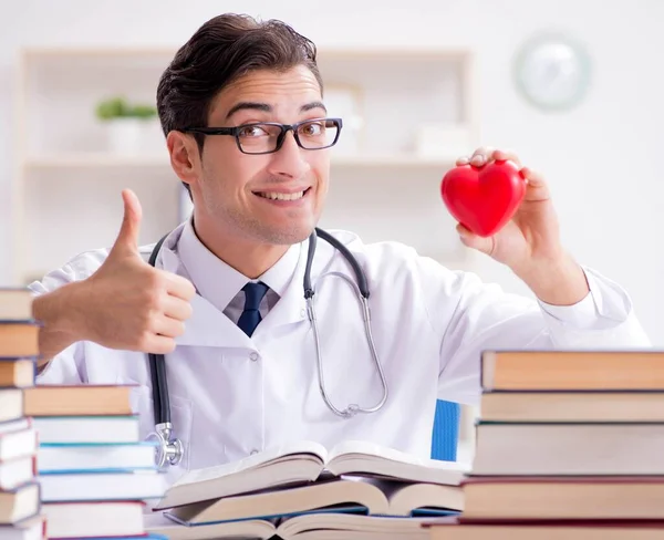 Medicinsk student som förbereder sig för universitetsprov — Stockfoto