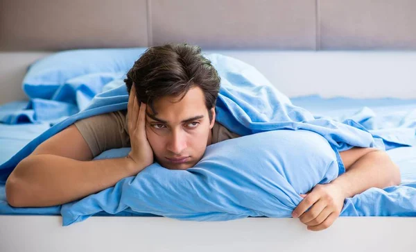 Uomo affetto da disturbi del sonno e insonnia — Foto Stock