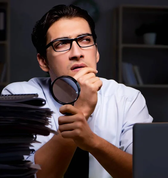 Joven hombre de negocios trabajando horas extras hasta tarde en el cargo — Foto de Stock