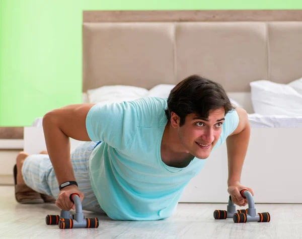 Joven en pijama haciendo ejercicios matutinos —  Fotos de Stock